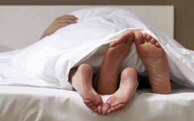 Cảnh gi&aacute;c với dấu hiệu chảy m&aacute;u v&ugrave;ng k&iacute;n khi quan hệ